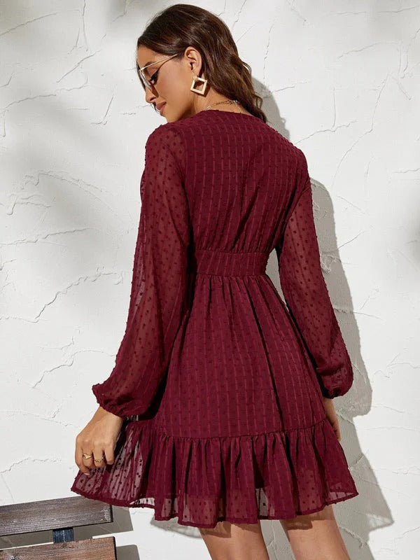 Robe à pois fit & flare, longueur midi, allure féminine et moderne pour femme.