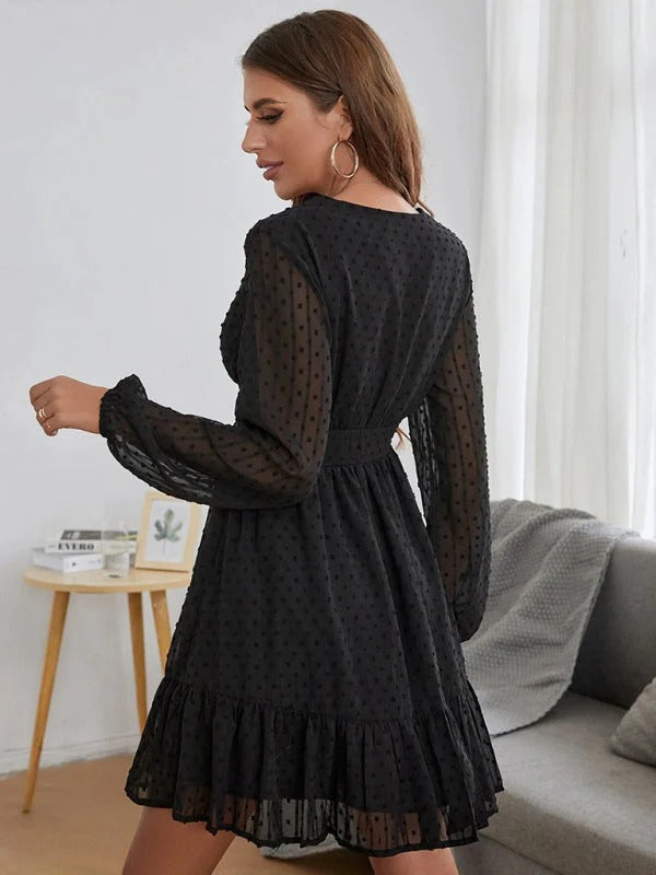 Robe femme à pois fit & flare, manches longues, parfaite pour événement décontracté ou sortie estivale.
