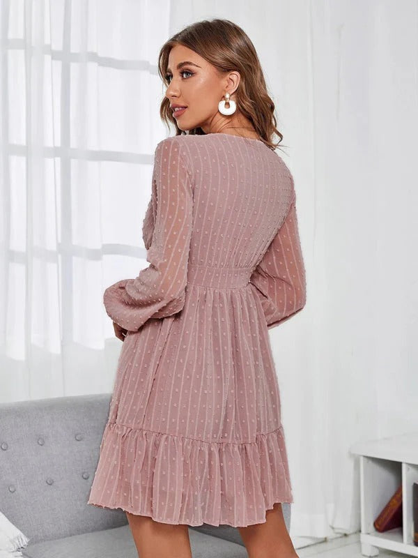Robe midi fit & flare à pois, silhouette flatteuse pour femme, confort et style décontracté élégant.