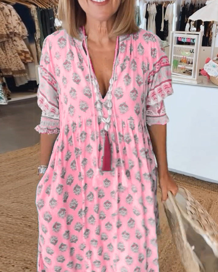 Robe fluide imprimée Tallulah, col V, manches mi-longues. Tissu léger et agréable, idéale pour le printemps.