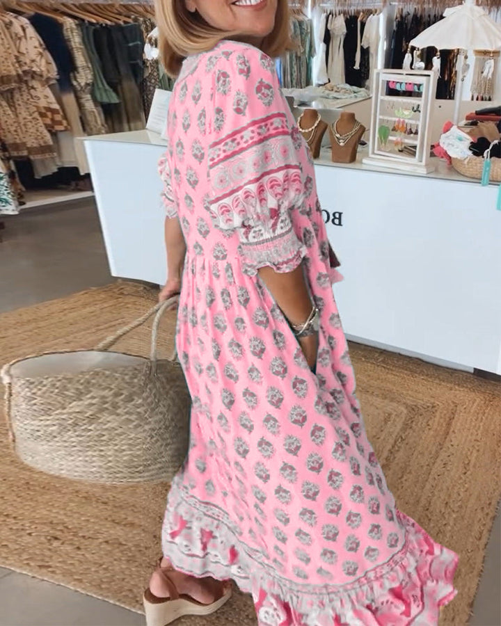 Robe imprimée Tallulah, col en V, manches mi-longues. Confortable, chic et fluide. Indispensable été.
