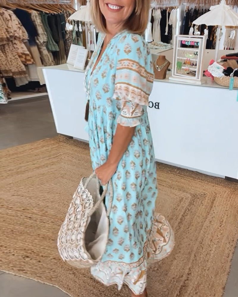 Robe d'été imprimée Tallulah, col en V, manches mi-longues fluides. Mode féminine, tenue chic décontractée.