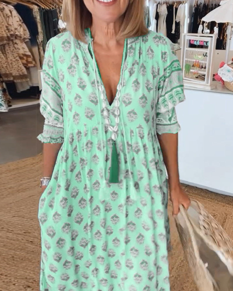 Robe imprimée Tallulah à motifs, col V, manches mi-longues. Fluide et confortable, style bohème moderne.