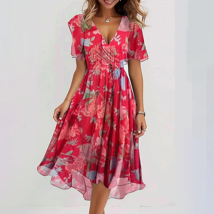Modèle portant une robe femme élégante à manches courtes, coupe flatteuse. Style prêt-à-porter chic et décontracté.