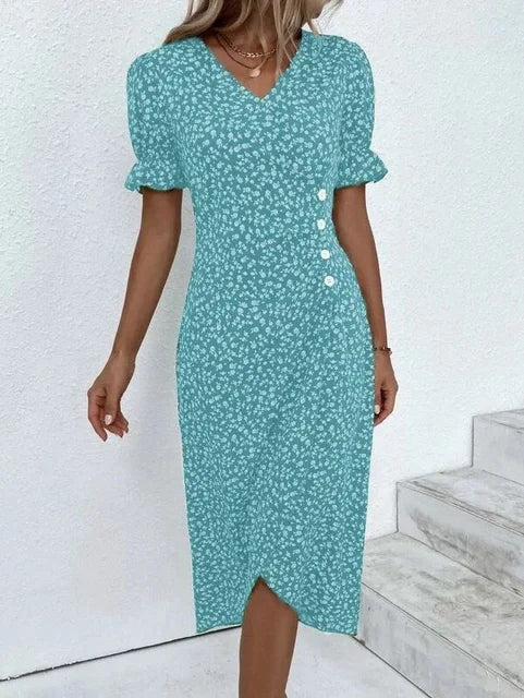 Robe fleurie élégante avec motifs floraux, coupe flatteuse et tissu léger. Idéale pour un look féminin et sophistiqué.