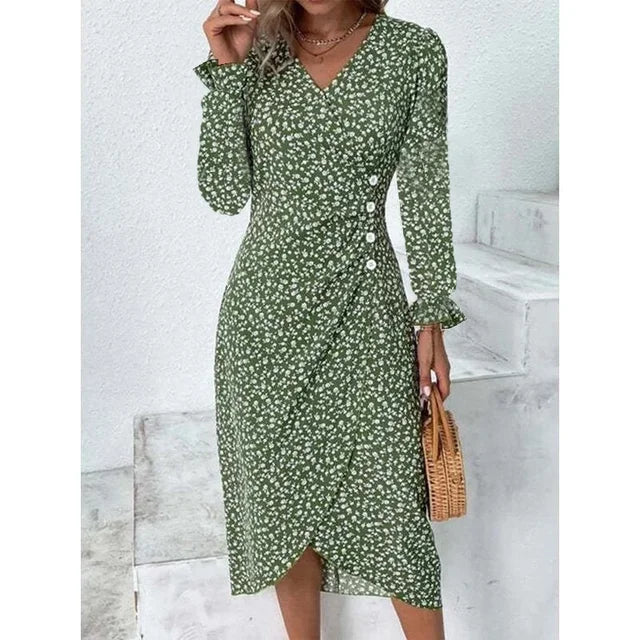 Robe fleurie élégante avec motifs floraux, coupe flatteuse et tissu léger. Idéale pour un look féminin et sophistiqué.