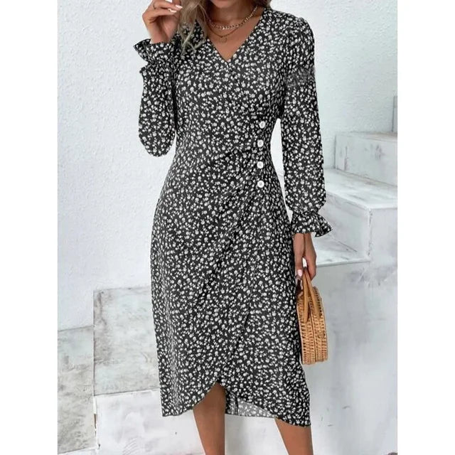 Robe fleurie élégante avec motifs floraux, coupe flatteuse et tissu léger. Idéale pour un look féminin et sophistiqué.