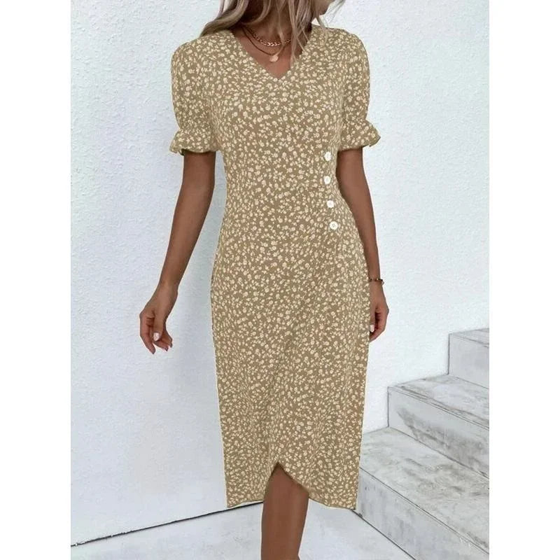 Robe fleurie élégante avec motifs floraux, coupe flatteuse et tissu léger. Idéale pour un look féminin et sophistiqué.