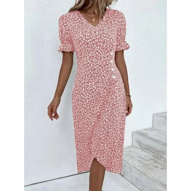 Robe fleurie élégante avec motifs floraux, coupe flatteuse et tissu léger. Idéale pour un look féminin et sophistiqué.