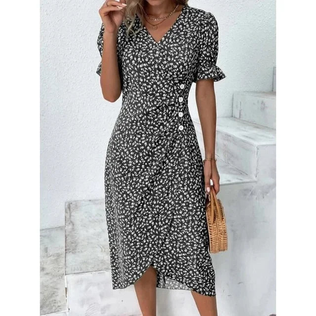 Robe fleurie élégante avec motifs floraux, coupe flatteuse et tissu léger. Idéale pour un look féminin et sophistiqué.