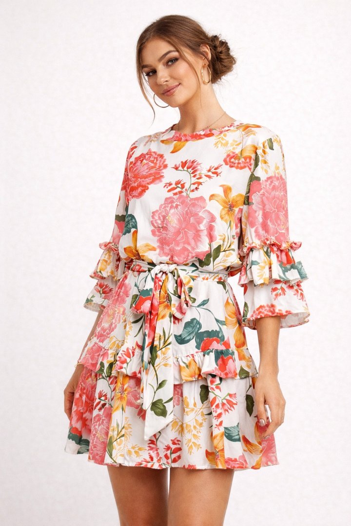 Robe courte fleurie féminine pour femme avec volants et joli nœud, look estival décontracté.