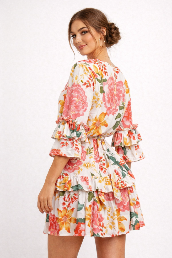 Robe d'été fleurie élégante et décontractée pour femme, ornée de volants et un nœud.