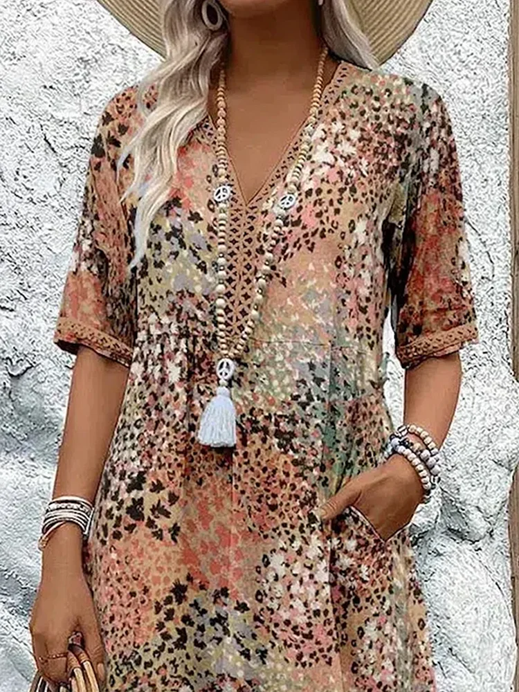 Robe florale tendance pour femme, fluide et légère, motif printanier pour un confort estival.