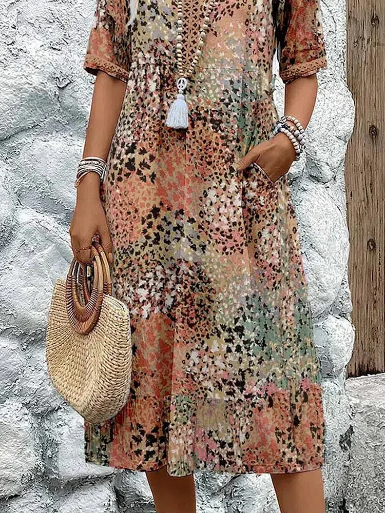 Robe d'été florale élégante pour femme, coupe fluide, motif coloré, idéale pour un look frais.