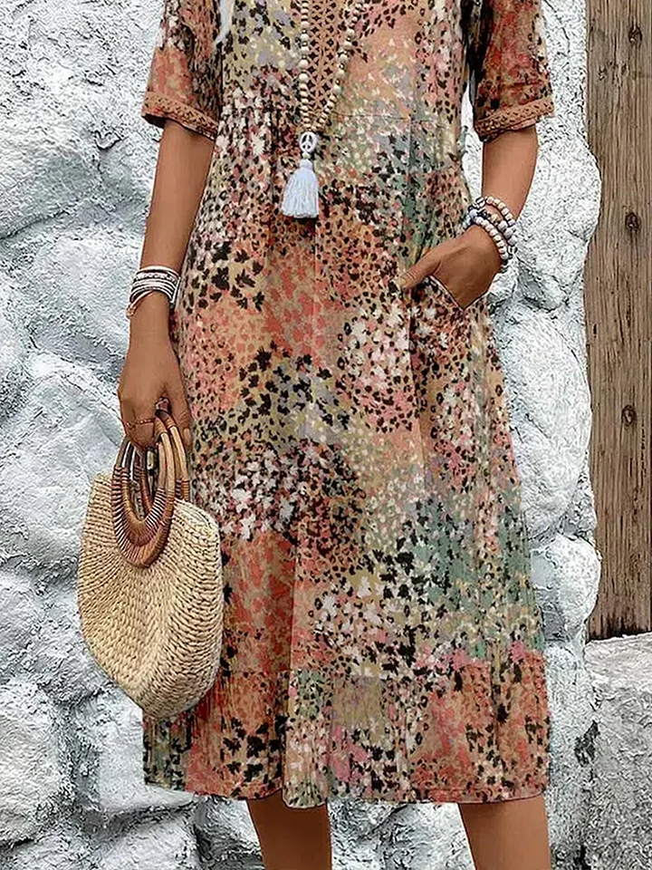 Robe d'été florale élégante pour femme, coupe fluide, motif coloré, idéale pour un look frais.
