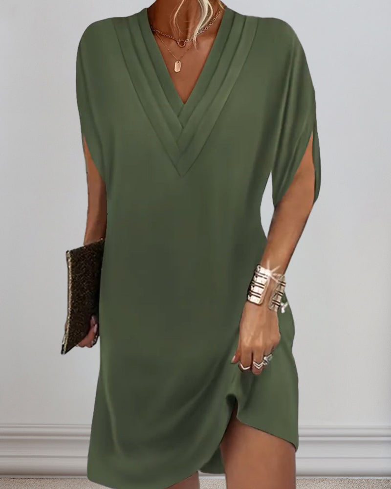 Robe fluide élégante, manches fendues, coupe estivale.  Parfait pour les occasions spéciales.