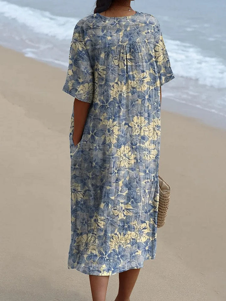 "Robe fluide féminine avec imprimé floral rétro, coupe ample et matériaux légers, idéale pour une allure vintage chic."