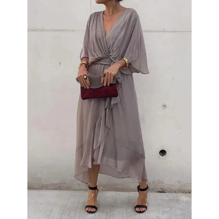 Robe décontractée femme, col V, fluide, style été, pour confort et élégance moderne.