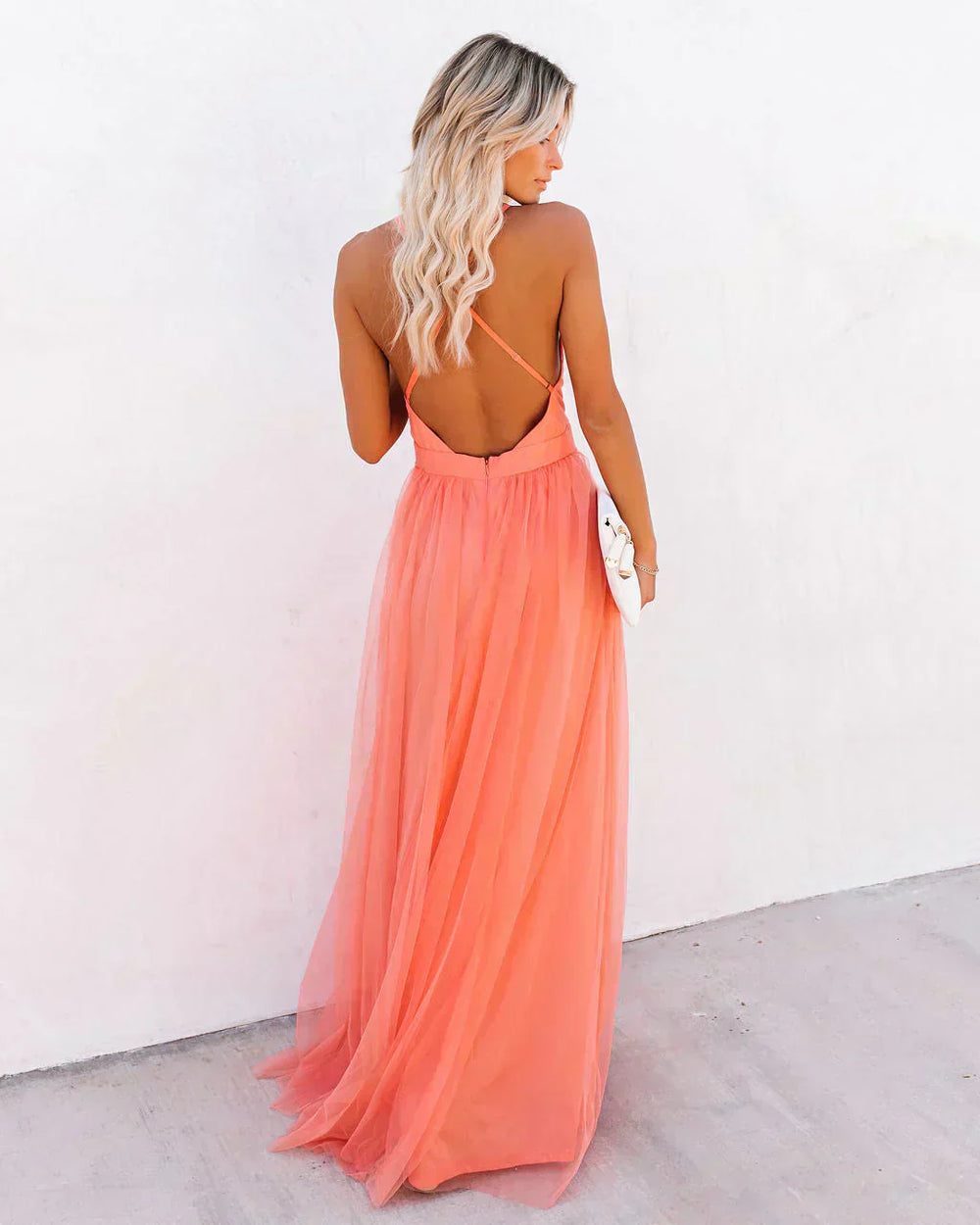 Robe fluide orange chic en polyester, coupe flatteuse et sophistiquée, idéale pour soirées ou sorties urbaines.