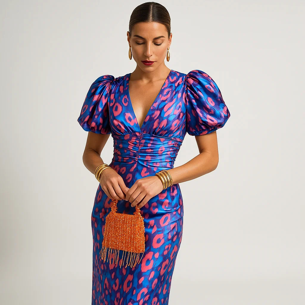 Robe imprimée, manches bouffantes, décolleté V.  Style chic et féminin.