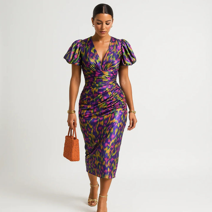 Robe imprimée, manches bouffantes, décolleté V.  Style chic et féminin.
