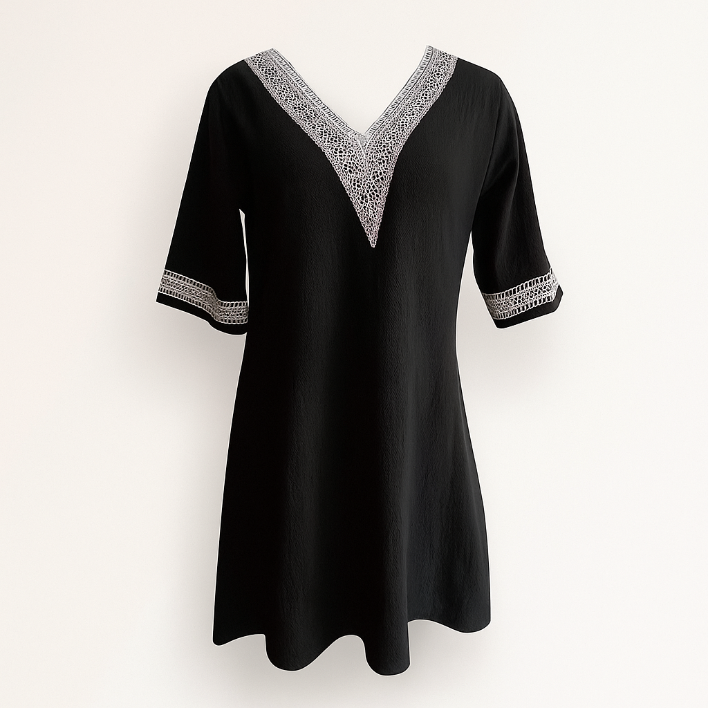 Mini robe femme bohème chic, col V et dentelle. Idéale pour plage ou sortie estivale confortable.