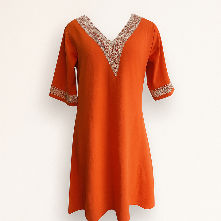 Robe printanière décontractée à col V pour femme, avec détails en dentelle et manches 3/4.