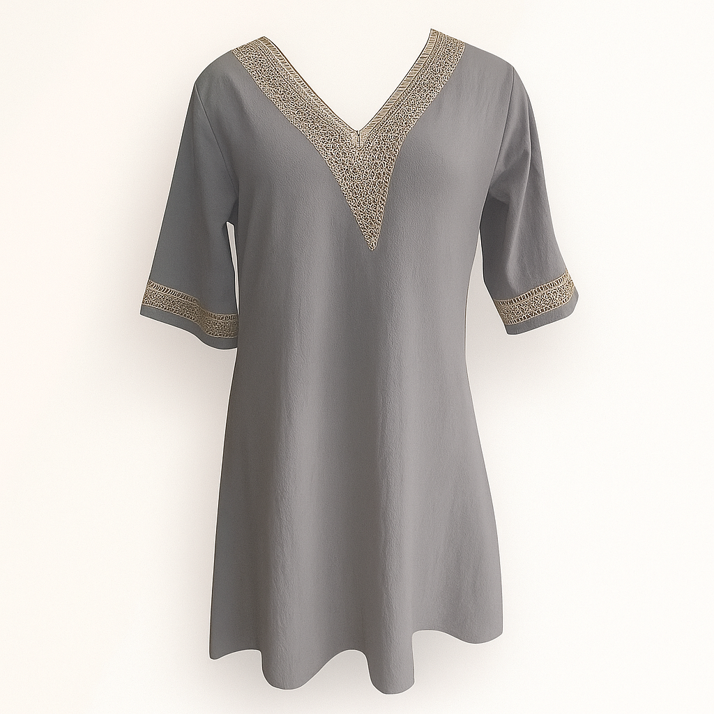 Mini-robe femme estivale, coupe décontractée, col V orné de dentelle, manches 3/4. Pour un look plage élégant.