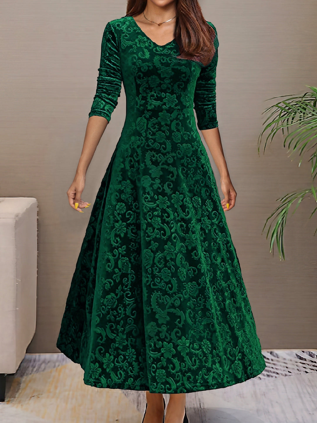 Robe élégante fleurie pour femme avec col V, parfaite pour la saison automnale.