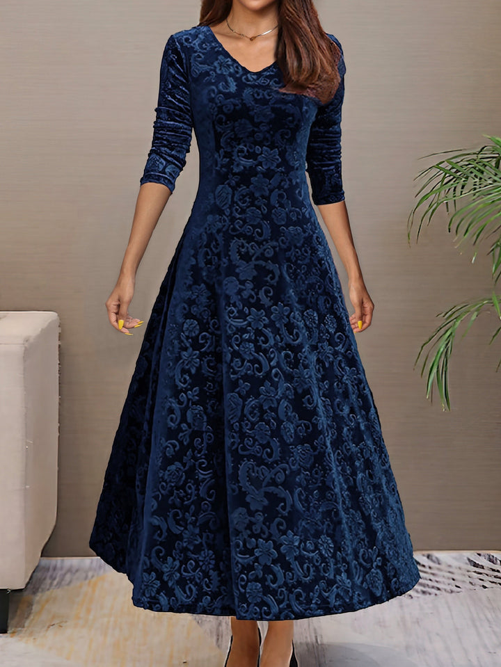 Robe femme élégante à col V et motif floral, idéale pour une soirée d'automne chic.