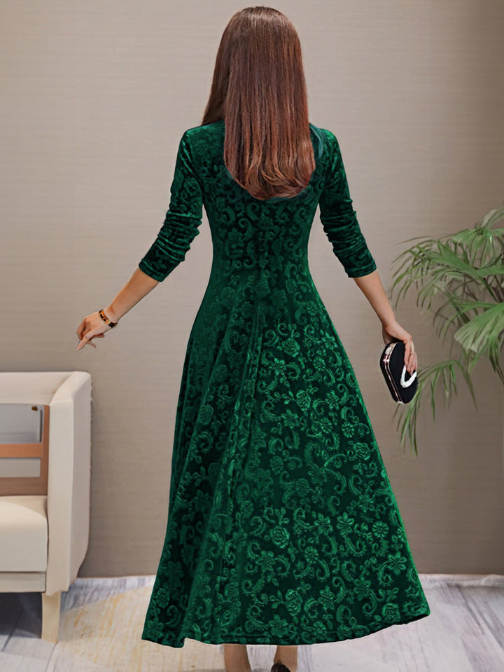 Femme portant une robe élégante fleurie à col V, idéale pour les sorties et l'automne.