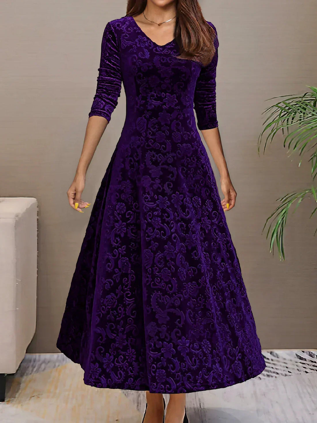 Robe femme chic à col V profond, imprimé floral, style automnal élégant et fluide.