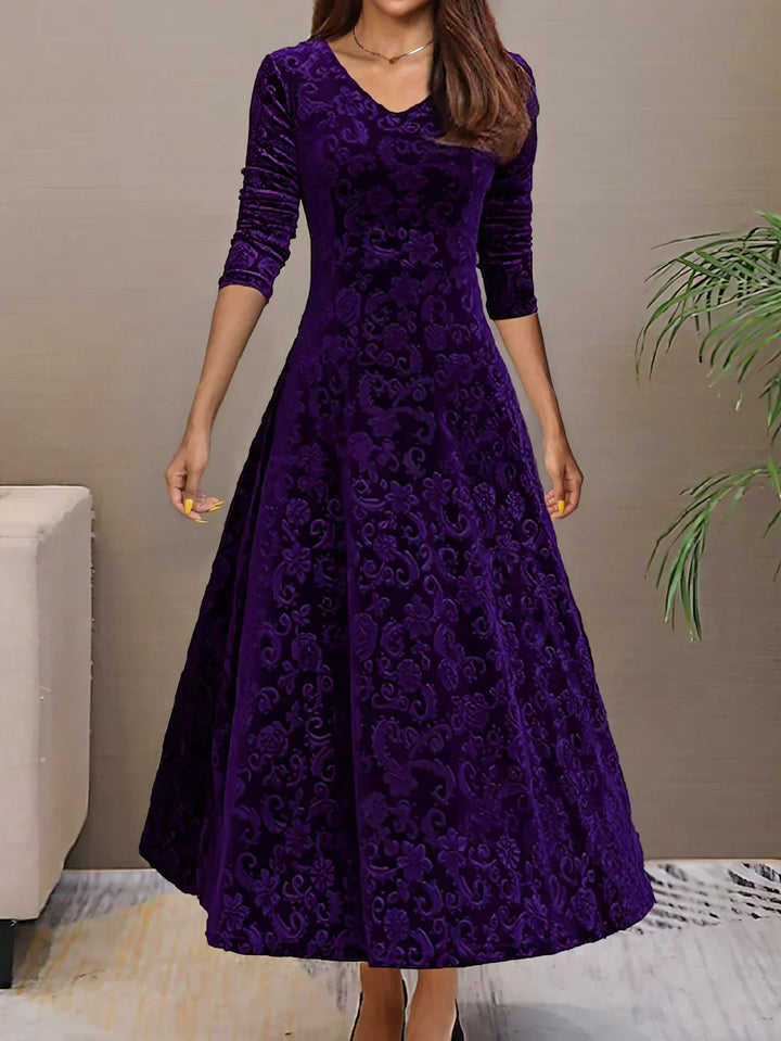 Robe femme chic à col V profond, imprimé floral, style automnal élégant et fluide.
