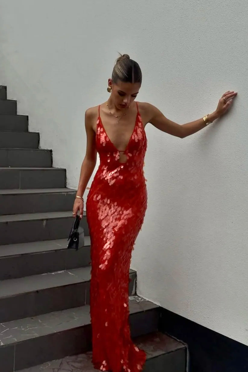 "Robe longue à paillettes dos nu, rouge ou beige, vue frontale élégante, idéale pour soirées chic et événements spéciaux."