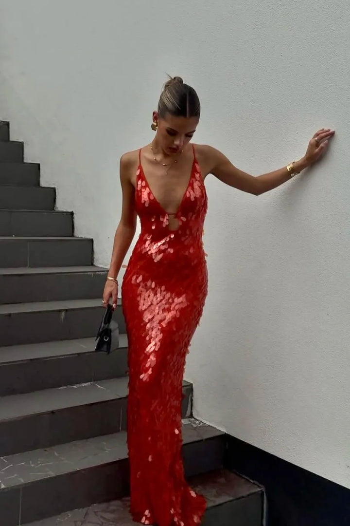 "Robe longue à paillettes dos nu, rouge ou beige, vue frontale élégante, idéale pour soirées chic et événements spéciaux."