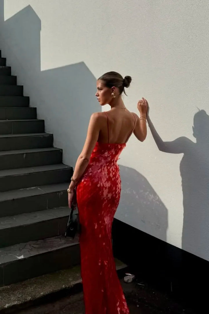 "Robe longue à paillettes dos nu, rouge ou beige, vue frontale élégante, idéale pour soirées chic et événements spéciaux."