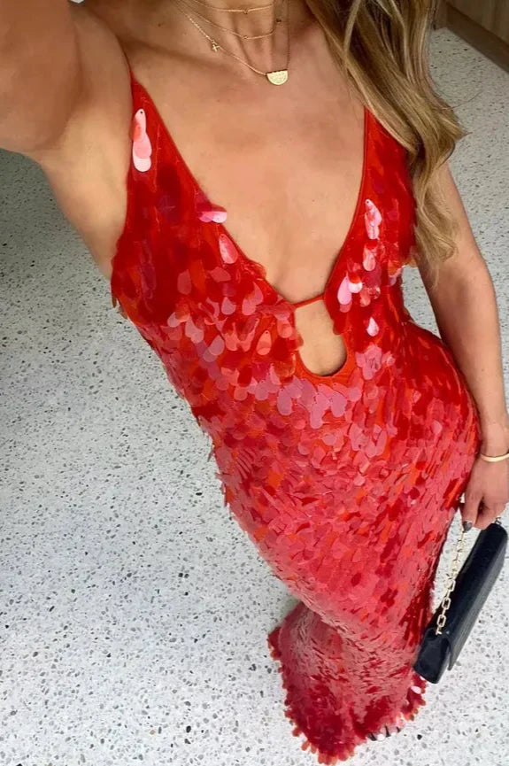 "Robe longue à paillettes dos nu, rouge ou beige, vue frontale élégante, idéale pour soirées chic et événements spéciaux."