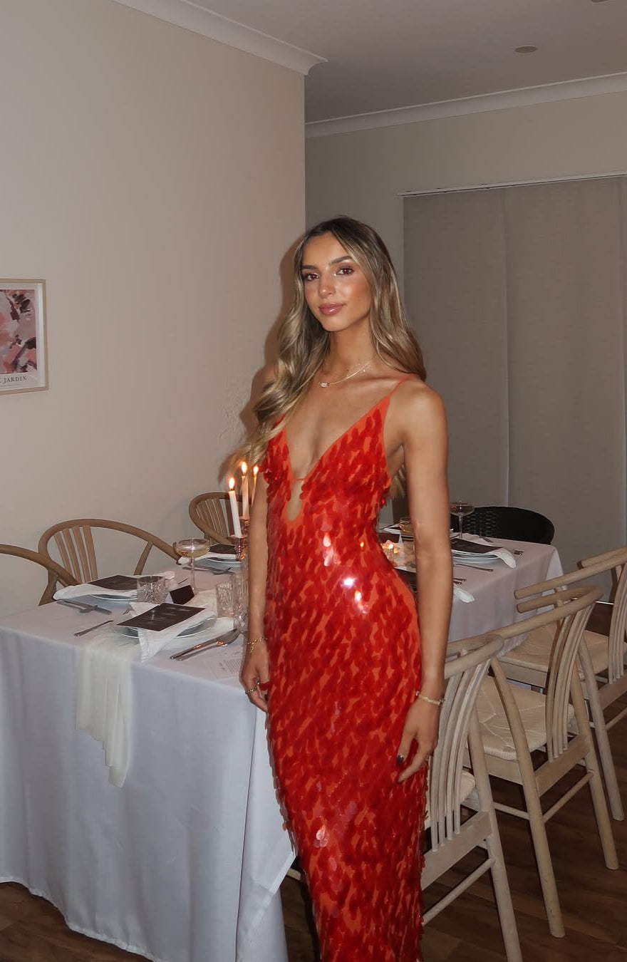 "Robe longue à paillettes dos nu, rouge ou beige, vue frontale élégante, idéale pour soirées chic et événements spéciaux."