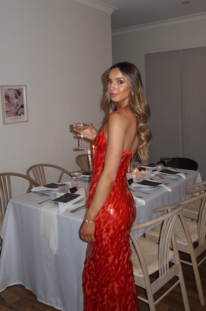 "Robe longue à paillettes dos nu, rouge ou beige, vue frontale élégante, idéale pour soirées chic et événements spéciaux."