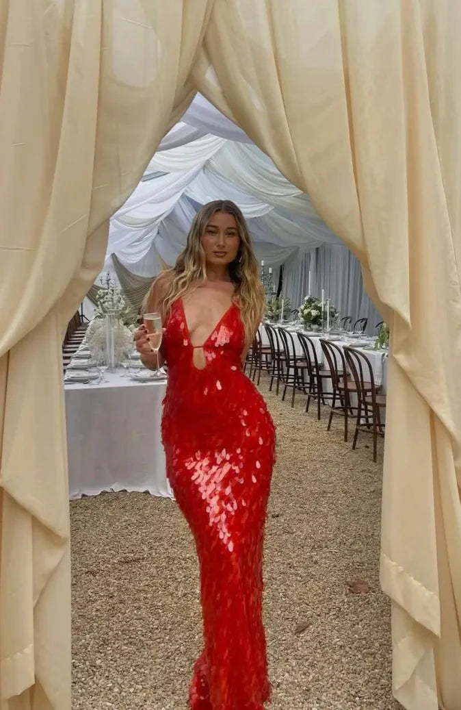 "Robe longue à paillettes dos nu, rouge ou beige, vue frontale élégante, idéale pour soirées chic et événements spéciaux."