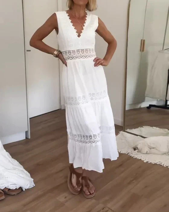 Robe longue blanche bohème en coton, dentelle.  Fluide et légère, idéale pour l'été.