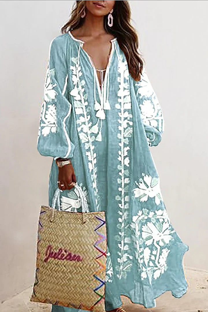 "Robe longue bohème à imprimé floral, fluide et ample, idéale pour l'été, soulignant élégance et confort."
