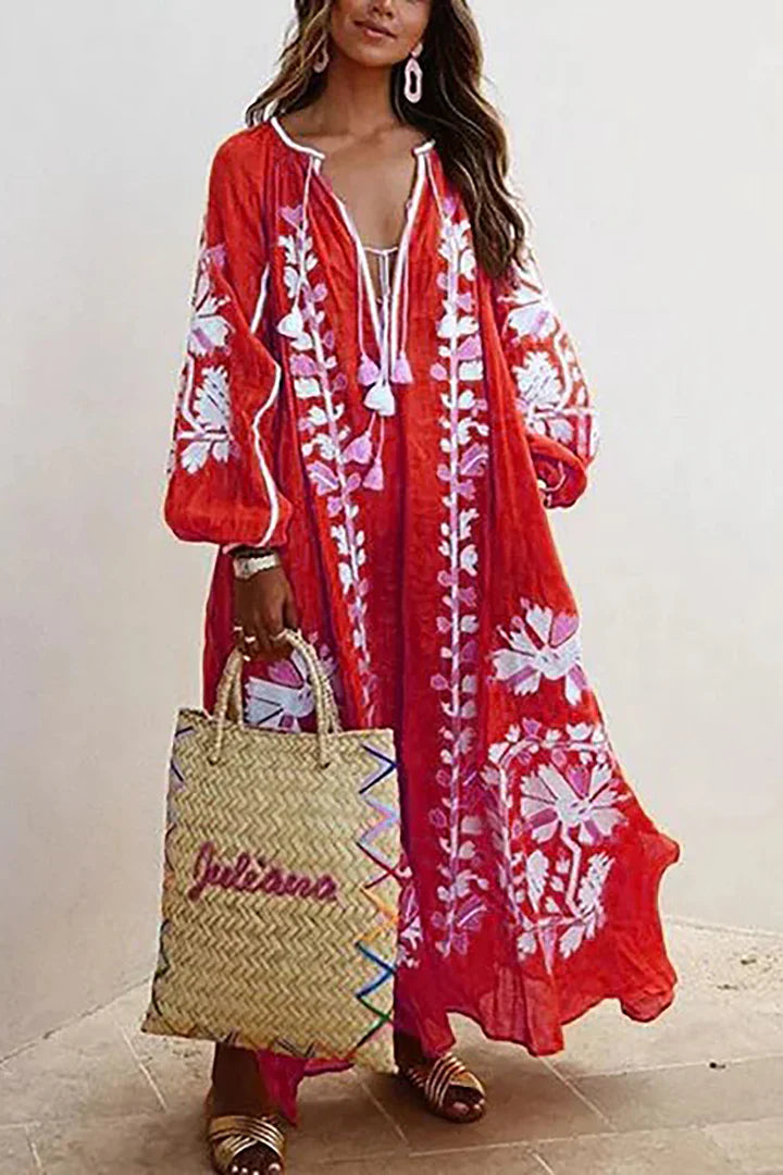 "Robe longue bohème à imprimé floral, fluide et ample, idéale pour l'été, soulignant élégance et confort."