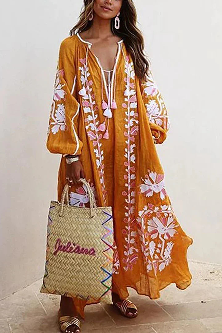 "Robe longue bohème à imprimé floral, fluide et ample, idéale pour l'été, soulignant élégance et confort."