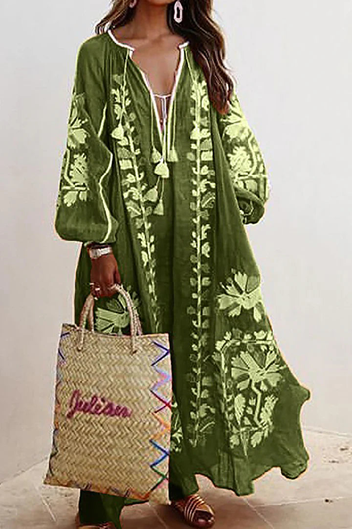 "Robe longue bohème à imprimé floral, fluide et ample, idéale pour l'été, soulignant élégance et confort."
