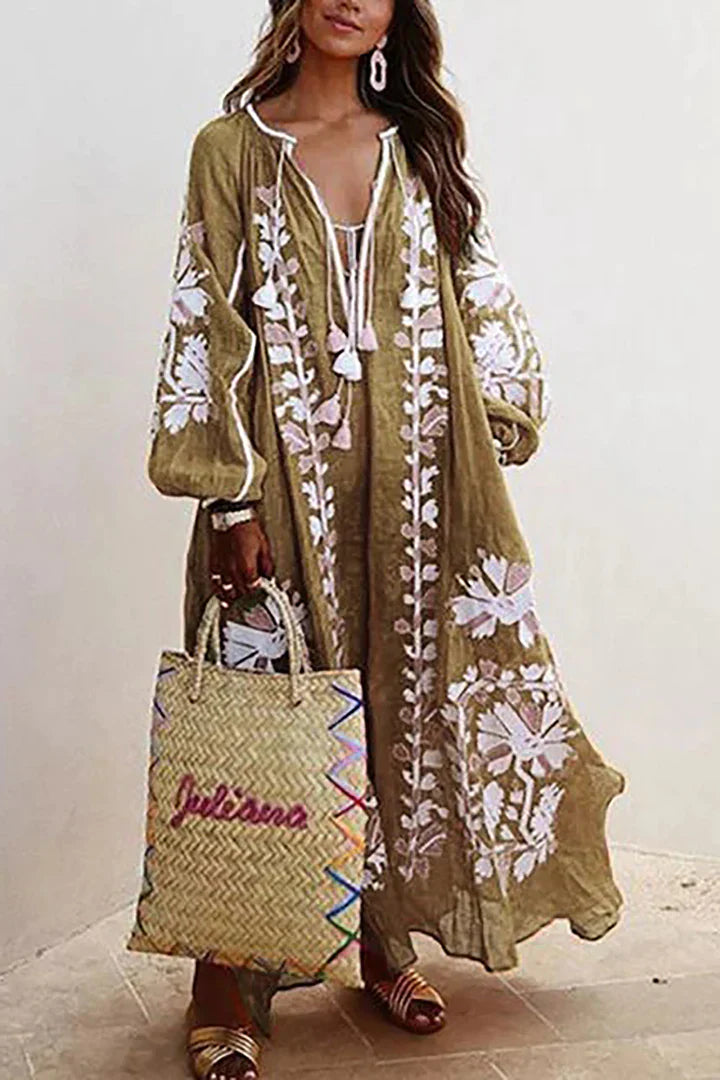 "Robe longue bohème à imprimé floral, fluide et ample, idéale pour l'été, soulignant élégance et confort."
