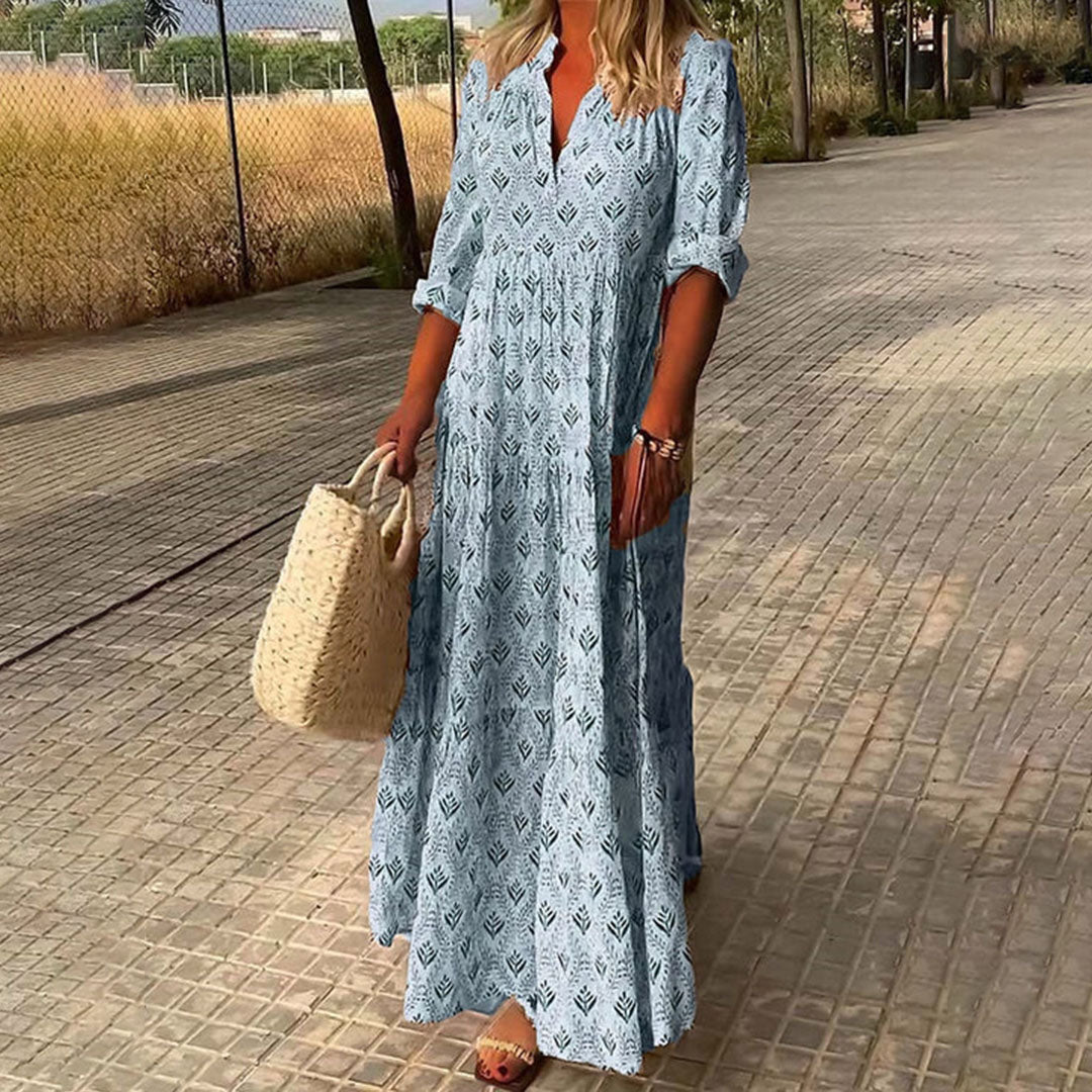 "Robe longue bohème bleu clair à motif feuillage, manches 3/4 retroussables pour un look léger et élégant"