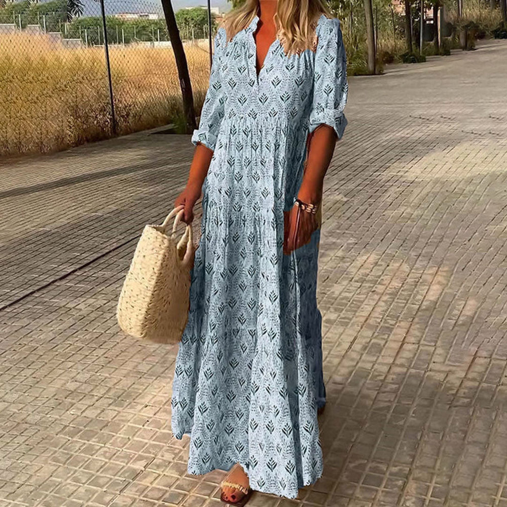 "Robe longue bohème bleu clair à motif feuillage, manches 3/4 retroussables pour un look léger et élégant"