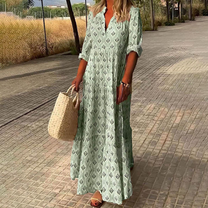 "Robe longue bohème bleu clair à motif feuillage, manches 3/4 retroussables pour un look léger et élégant"