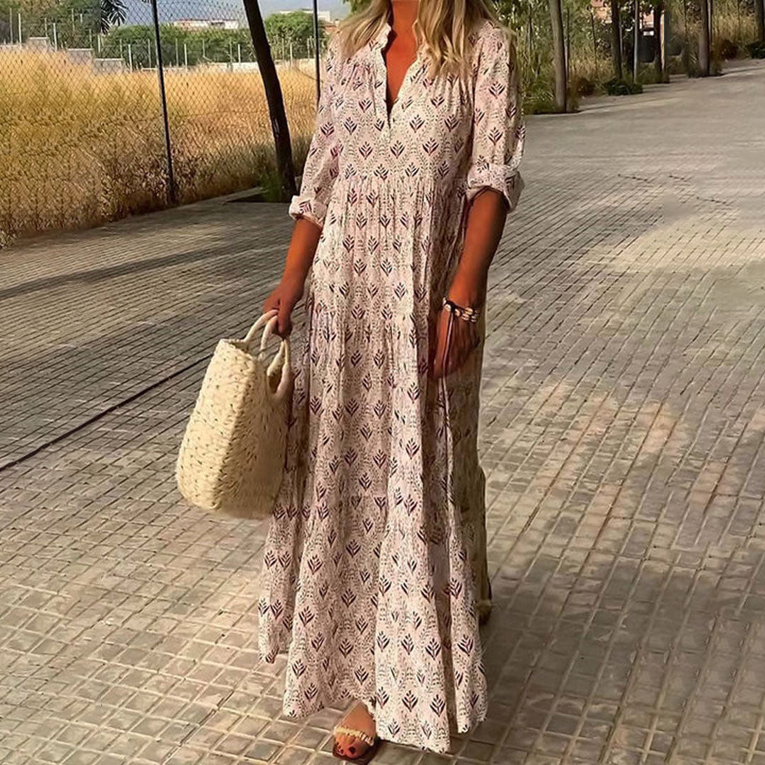 "Robe longue bohème bleu clair à motif feuillage, manches 3/4 retroussables pour un look léger et élégant"